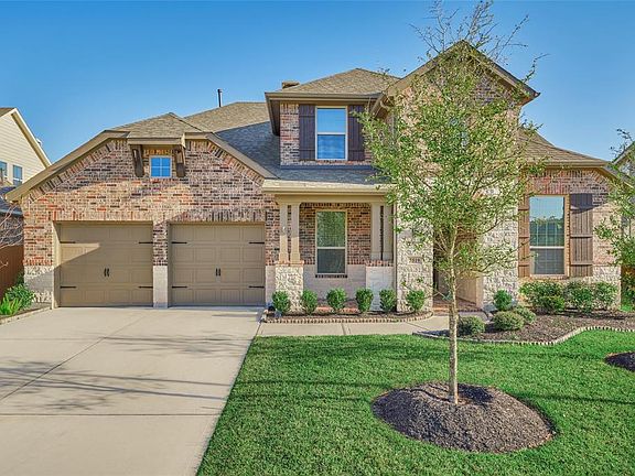 Gorgeous curb appeal on this wonderful home! The property sits in a quiet location to the rear of the neighborhood!