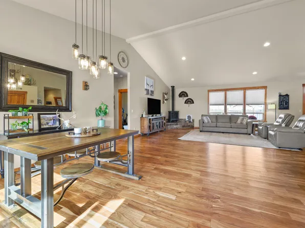 220 NW 28th St, Redmond, OR 97756