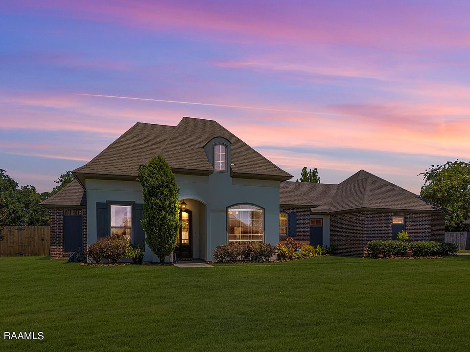 1st image of 105 Oak Shadows Dr