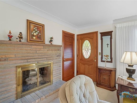 4th image of 605 Valley Dr