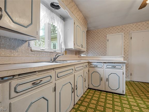 5th image of 18575 Dellwood Dr