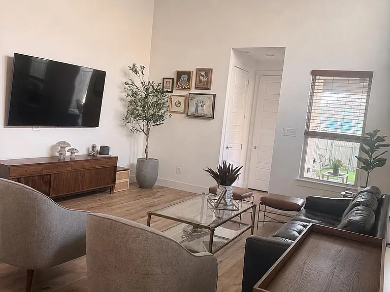 2432 Elm Pl — Photo 3