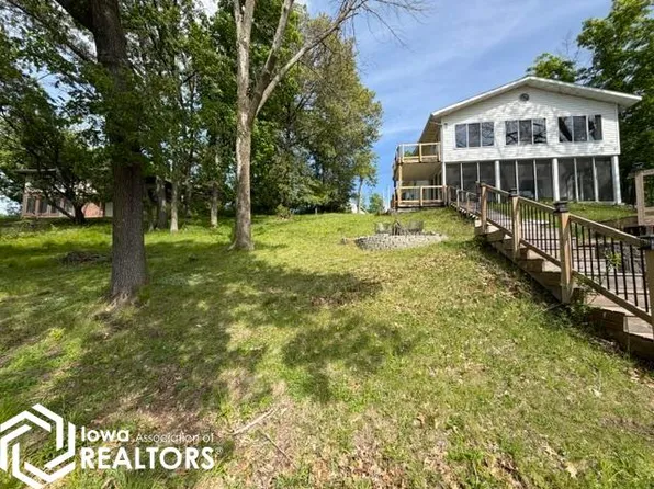 3011 E Lakeshore Dr, Brooklyn, IA 52211