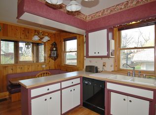 96 N Delaplaine Rd, Riverside, IL 60546