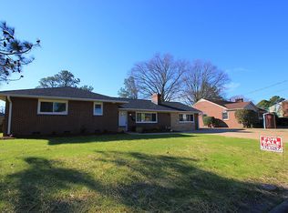 11 Raymond Dr, Hampton, VA 23666