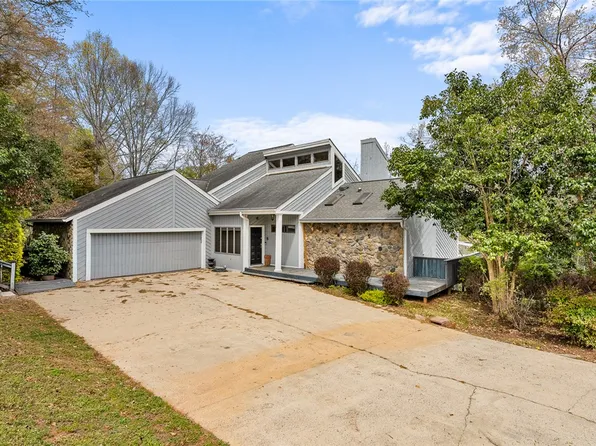 1493 Iroquois Dr, Seneca, SC 29672