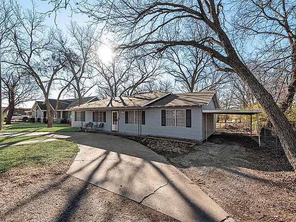 5th image of 110 Hackberry St