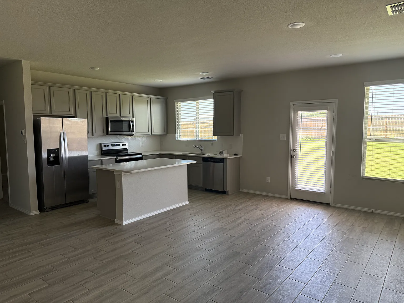 3 bed, 1717 sqft, $2,000 — Photo 3