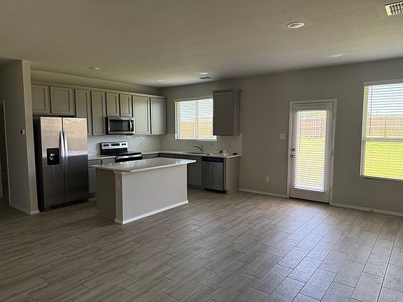 3rd image of 942 Hurstwood Dr