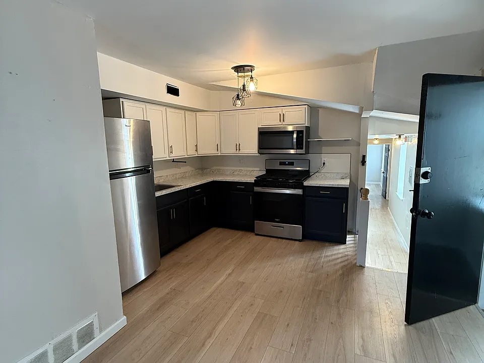 122 Price St #3