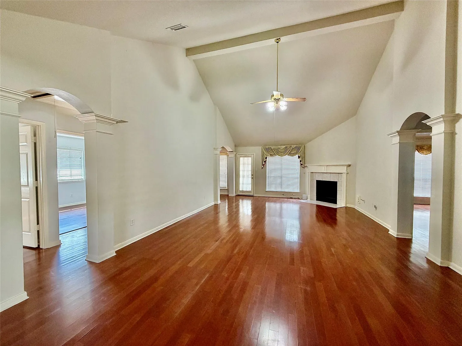 3 bed, 2.0 bath, 2180 sqft, $2,300 — Photo 2