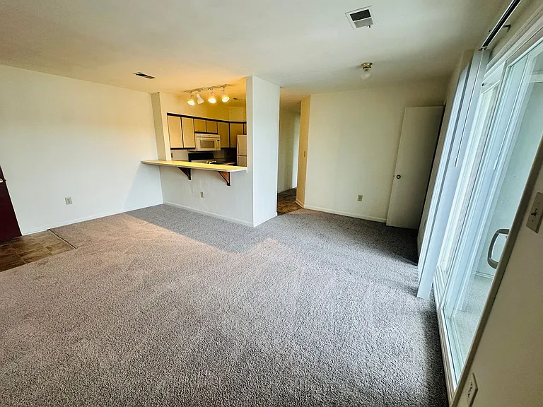 1205L University Ter — Photo 17