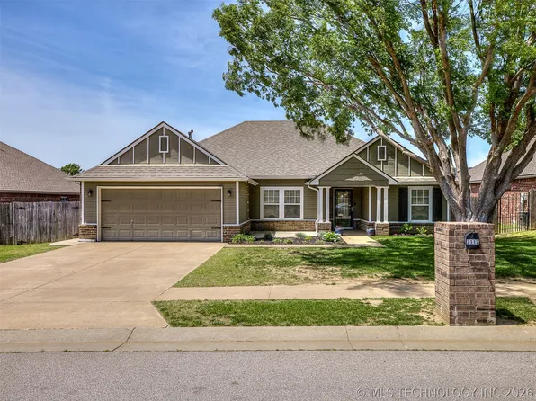 2112 S Javine Ct, Skiatook, OK 74070