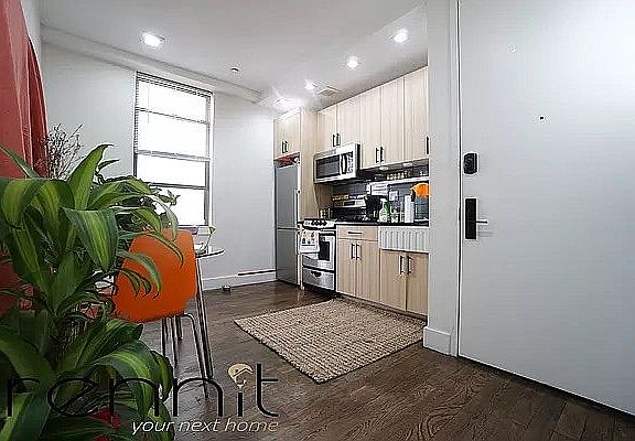 2nd image of 112 Van Buren St #3R