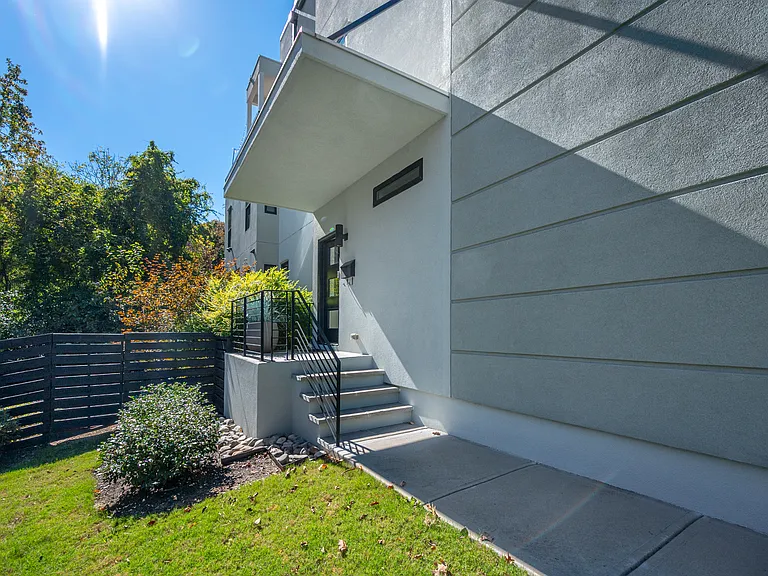 500 Geer St — Photo 3