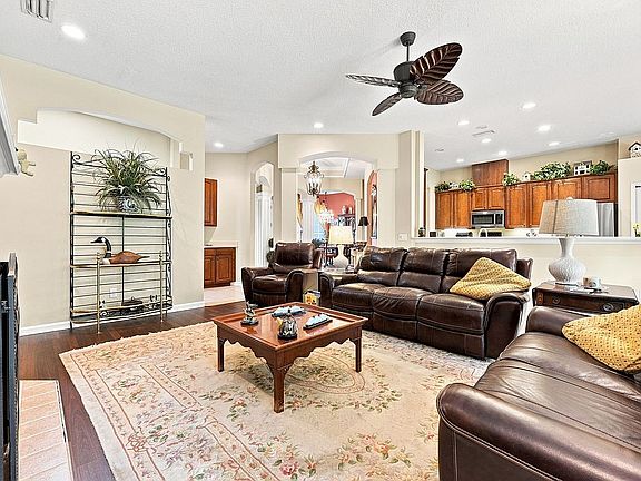 5th image of 832 Riley Ln