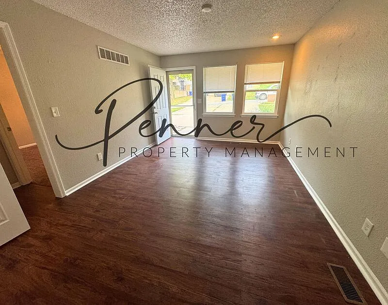 3 bed, 2.0 bath, 1128 sqft, $1,250 — Photo 4