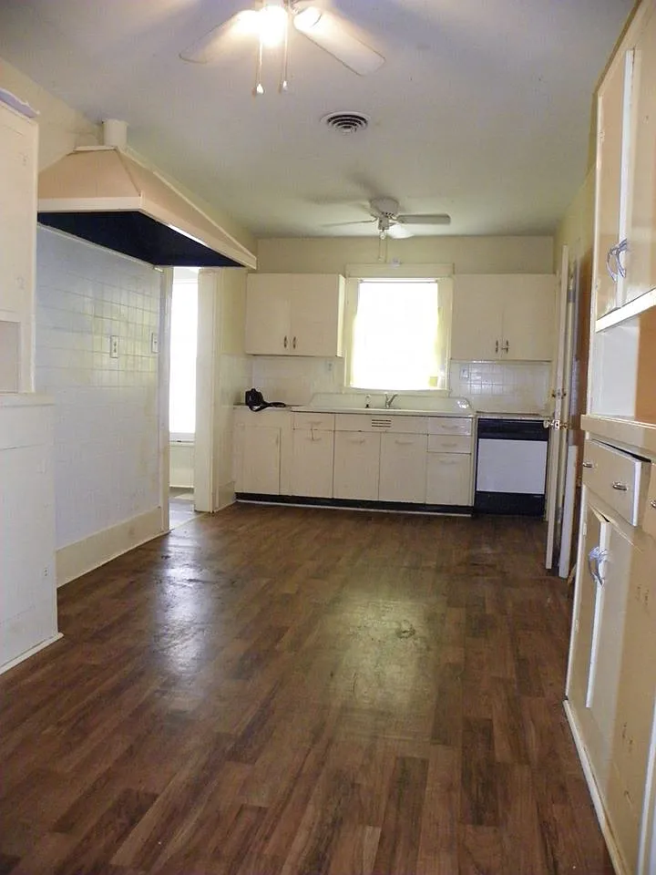 404 Stella Street - 1 — Photo 4