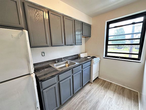 2nd image of 824 Perry Hwy #16