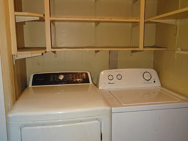 302 Riverside Dr — Photo 10