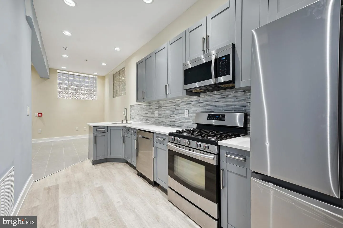 1 bed, 1.0 bath, 550 sqft, $1,300 — Photo 2