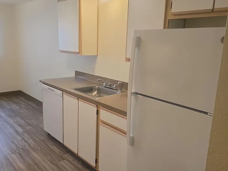 Winfou06-Columbia Village Apartments — Photo 16