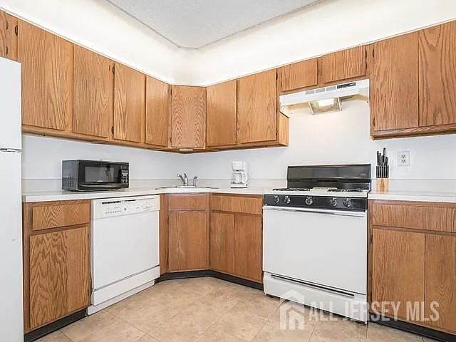 414 Lancaster Ct — Photo 5