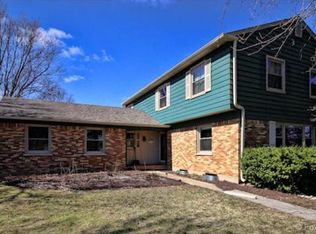 11 Canterbury Rd, Aurora, IL 60506