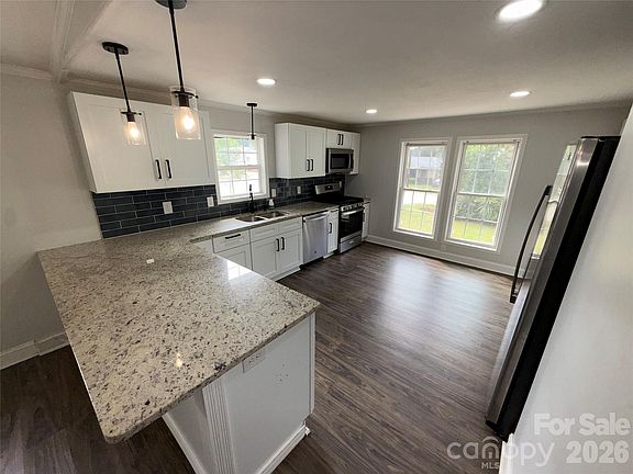 4th image of 153 Loomis St