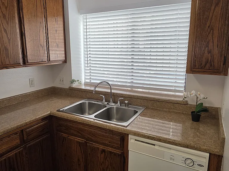 533 E Verdugo Ave — Photo 7