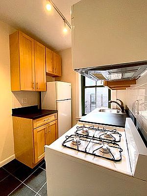 2nd image of 531 E 78th St APT 5F