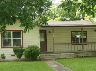 606 E 8th St, Elgin, TX 78621