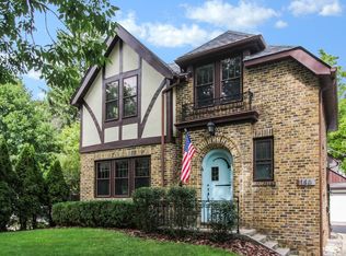 146 E Woodland Rd, Lake Forest, IL 60045