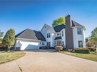 2 Oak Ridge Ln, Bentonville, AR 72712