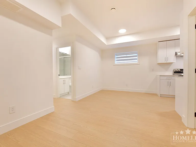 16678 16th Ave #BASEMENT — Photo 4
