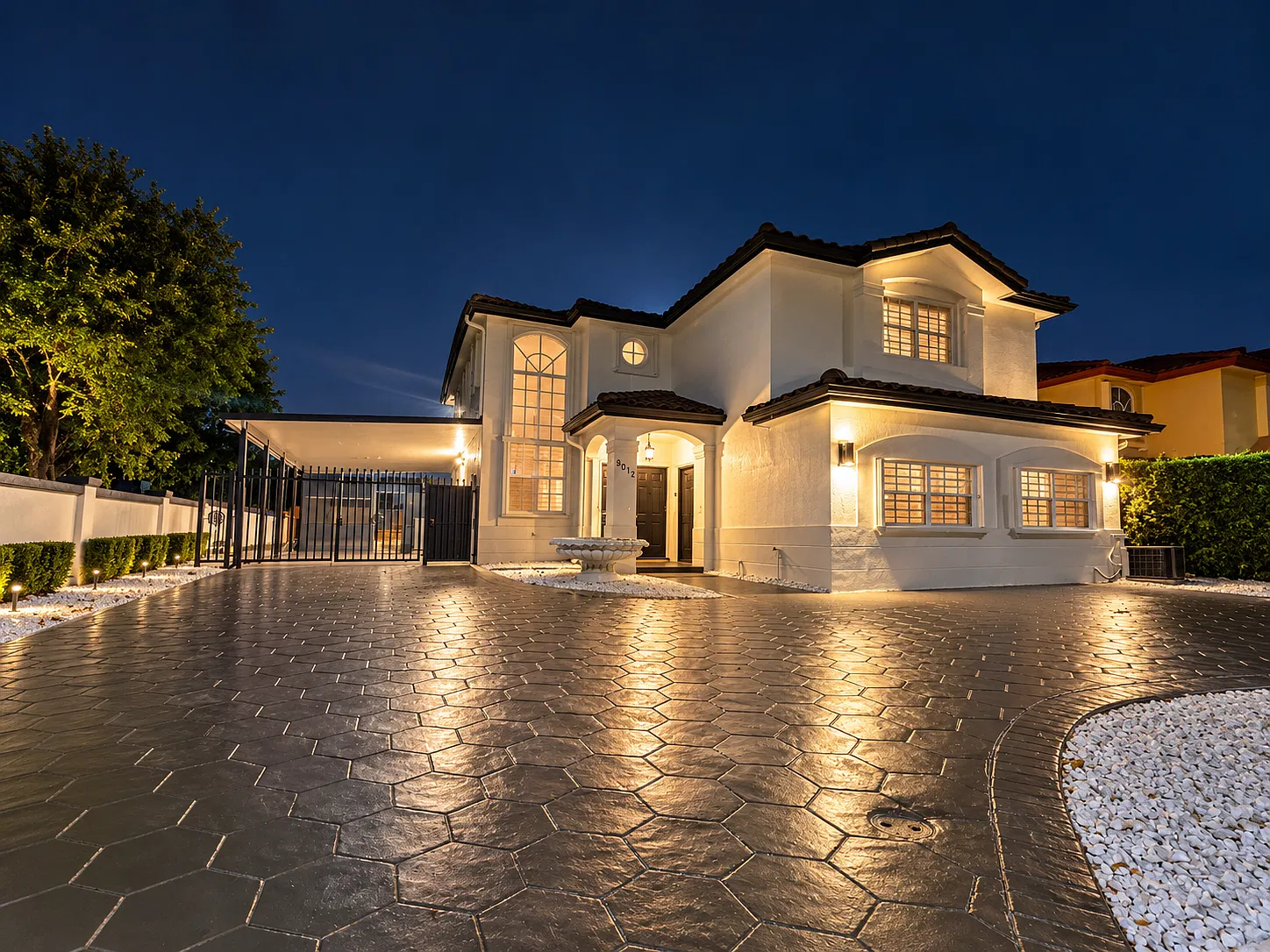 5 bed, 3009 sqft, $5,675 — Photo 2