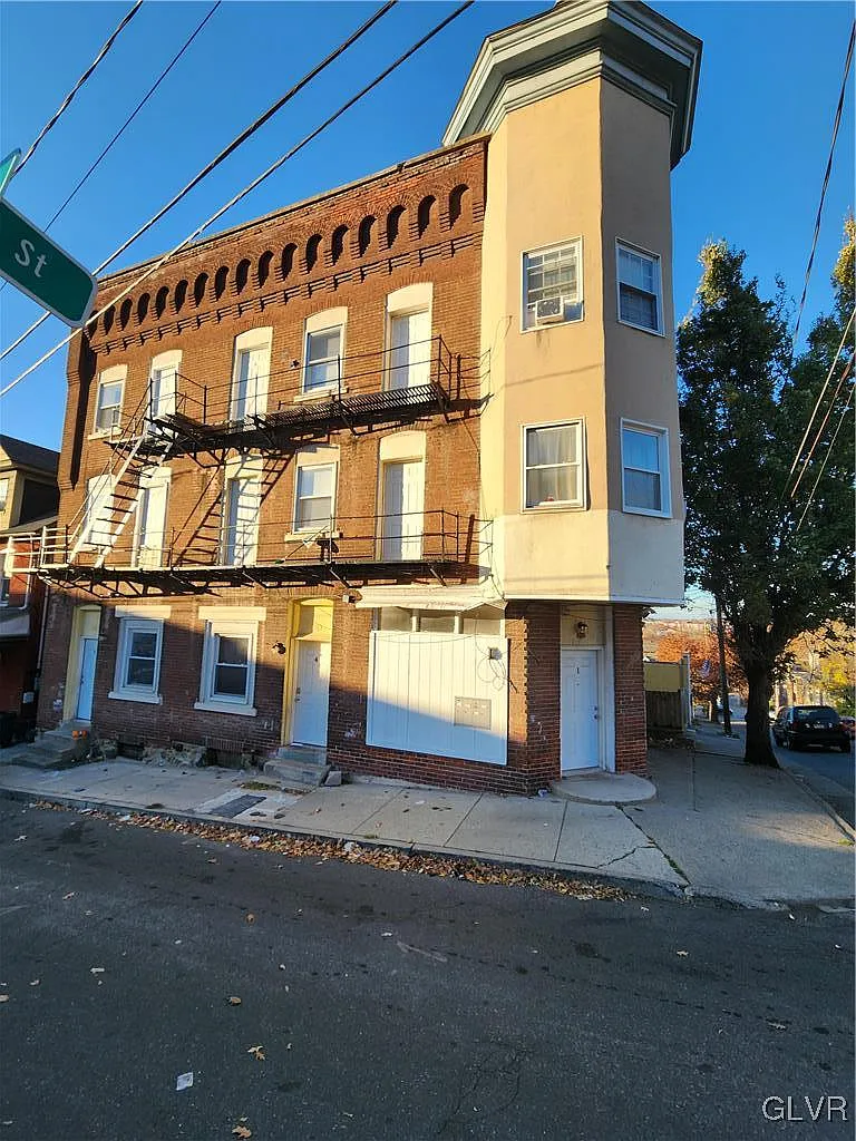 2 bed, 1.0 bath, 750 sqft, $1,450 — Photo 1