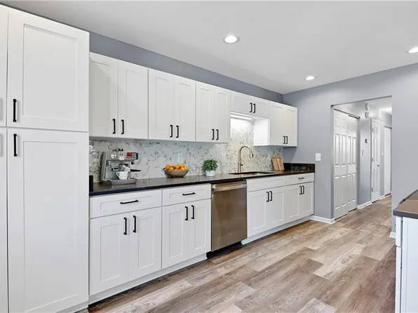 8337 Antioch Rd, Overland Park, KS 66212