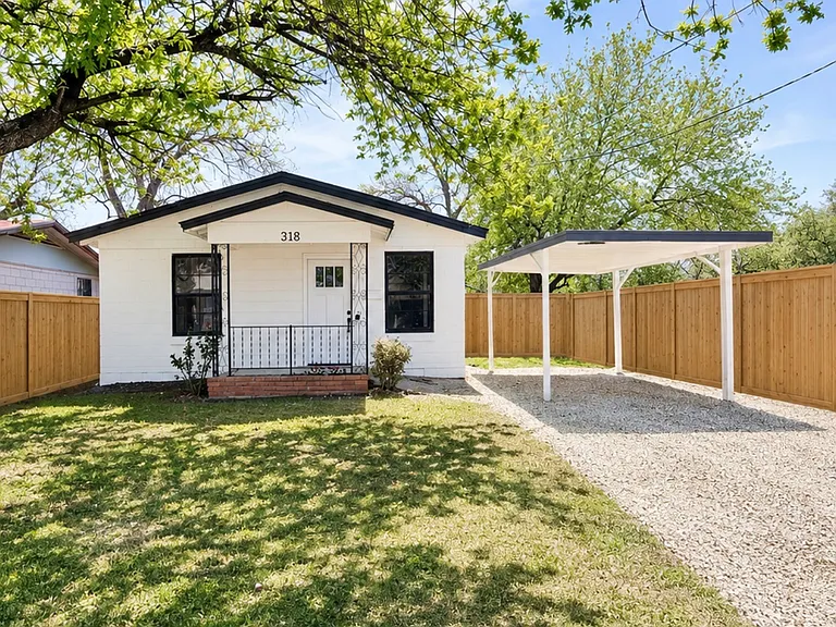 318 Uvalde St — Photo 1