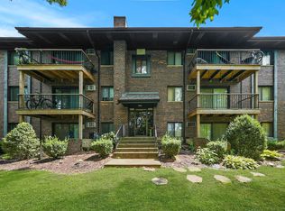 8469 Archer Ave APT 301, Willow Springs, IL 60480
