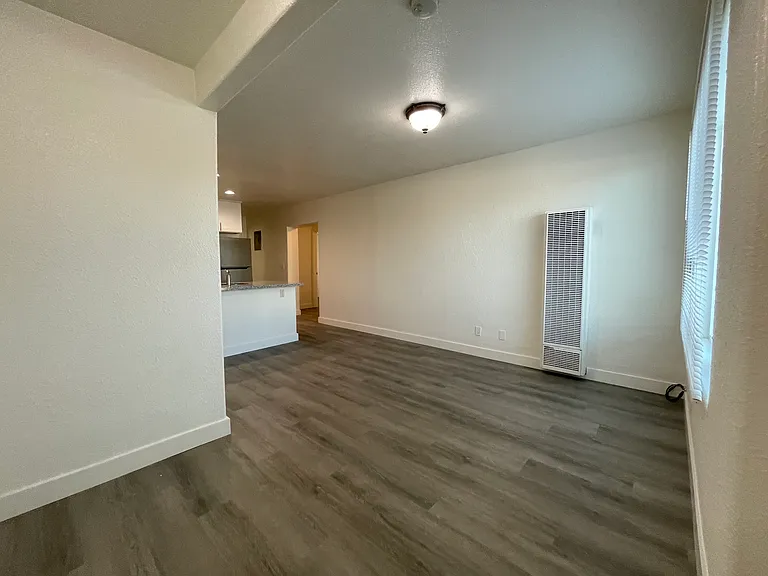 1823 Gardenia Ave #B — Photo 8