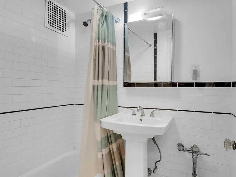 228 E 75th St #B — Photo 7