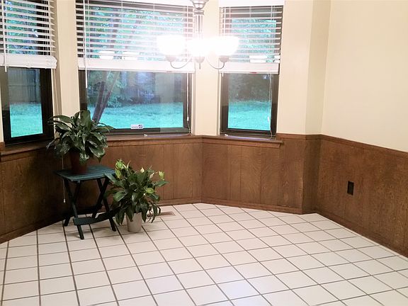 Large eat-in area of kitchen