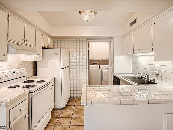 4th image of 3125 Pinehurst Dr APT B