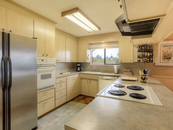 Gourmet Kitchen w/ Lots o