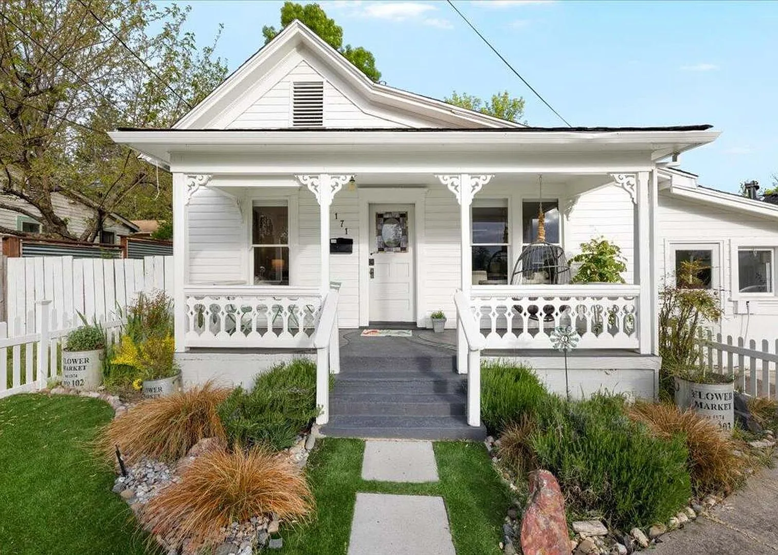 Charming Victorian cottage with Airstream office near Downtown Ashland! — Photo 1