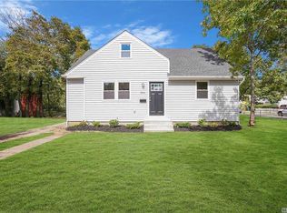 594 Winthrop Dr, Uniondale, NY