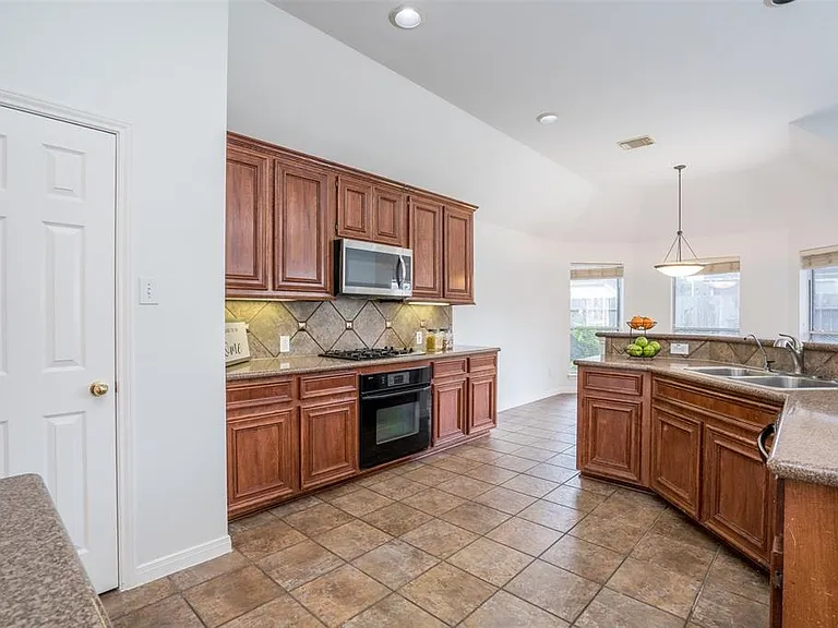 14707 Raven Hollow Ln — Photo 10