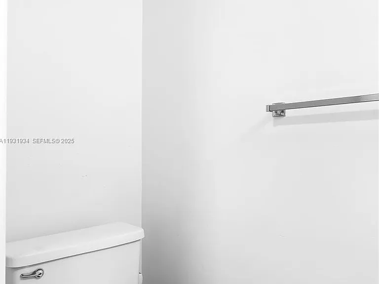 400 Leslie Dr #305 — Photo 20