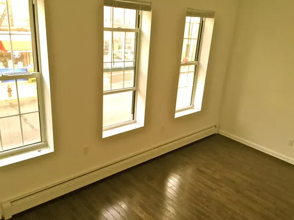 194 Howard Avenue image 3 of 20